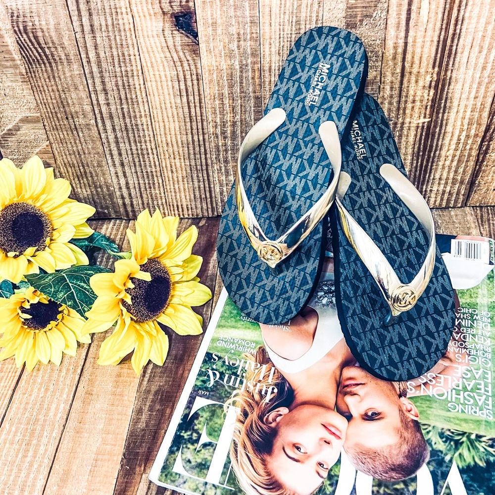 Authentic Michael Kors Jet Set Signature FlipFlops Sz 6